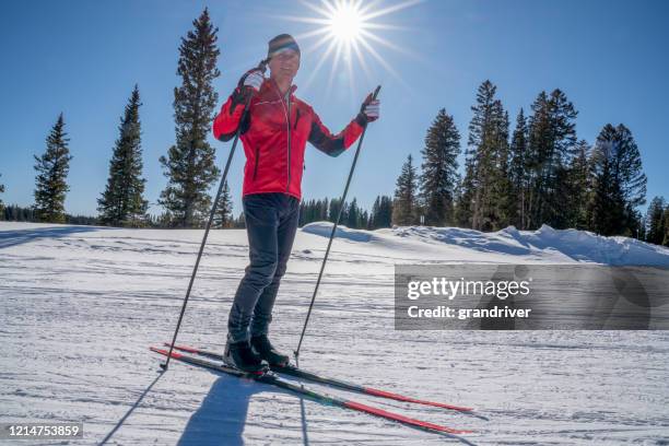 ein glücklicher senior erwachsene mann langlauf - langlaufski stock-fotos und bilder