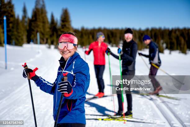 一群微笑的朋友在越野滑雪之旅中休息 - 越野滑雪 個照片及圖片檔