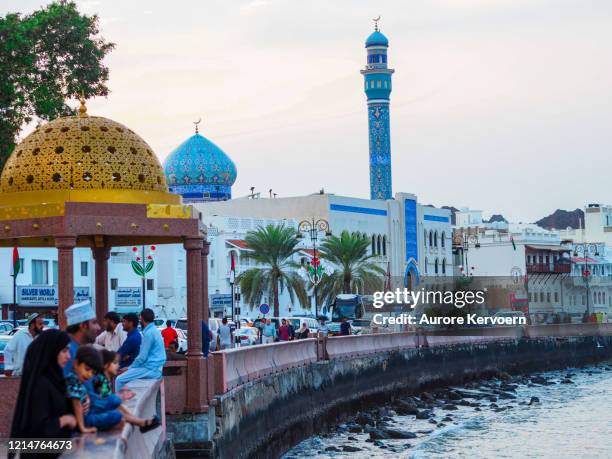 erstaunliche aussicht auf muscat corniche im oman - corniche stock-fotos und bilder