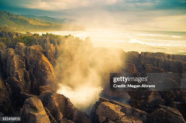 ocean water bursts through a blowhole - pancake rocks - fotografias e filmes do acervo