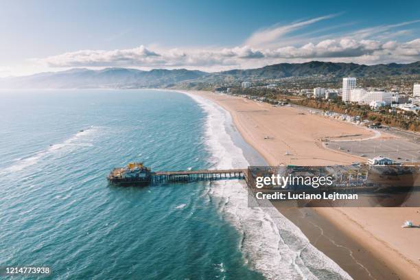 santa monica pier aerial - playa de santa mónica fotografías e imágenes de stock