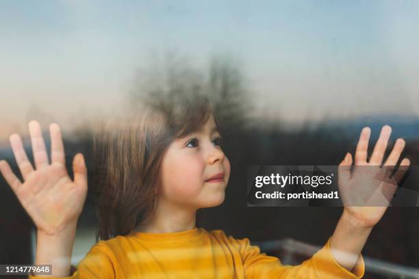 niño aislado en casa - humility fotografías e imágenes de stock