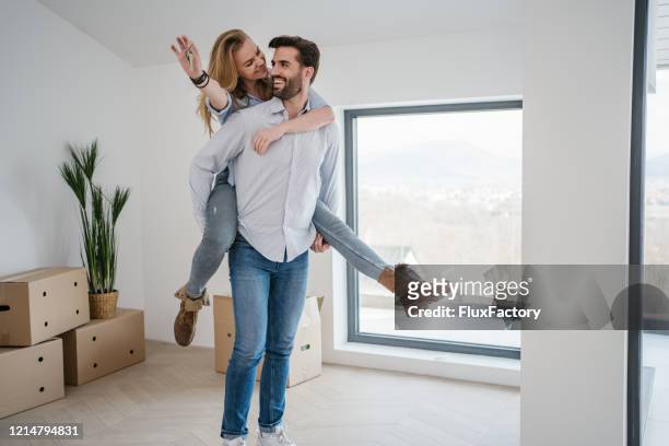 couples mariés heureux célébrant leur achat de la première maison - buy house photos et images de collection