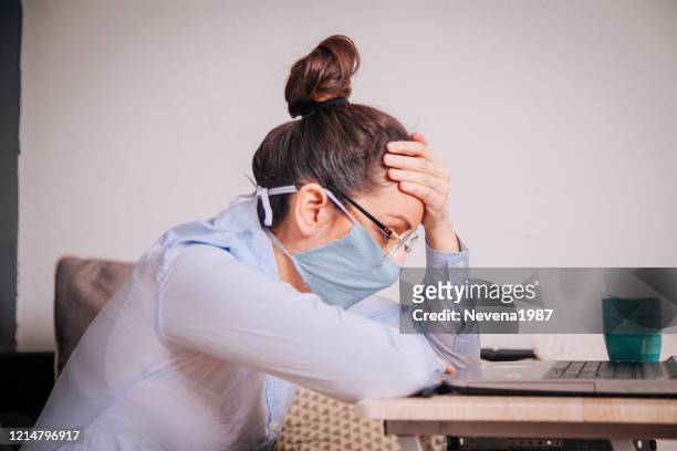 donna con una maschera sul suo lavoro da casa - capelli lunghi foto e immagini stock