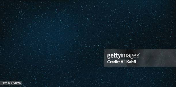 galaxie und sterne in dunklen nachthimmel hintergrund - panoramic stock-grafiken, -clipart, -cartoons und -symbole