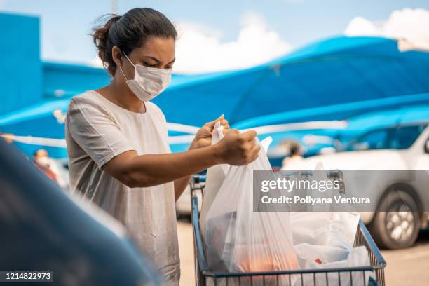 frau, die in autokoffer einkauft - plastic bag stock-fotos und bilder