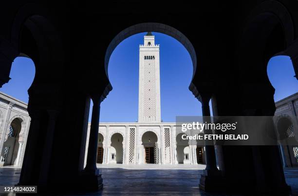 This picture taken on May 24, 2020 shows a view of the courtyard and minaret of Malek Ibn Anas mosque in Carthage, east of the capital, the only...
