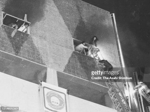 People wait for being rescued from 7th floor, where a cabalet Play Town is located, at Sennichi Department Store fire on May 13, 1972 in Osaka,...