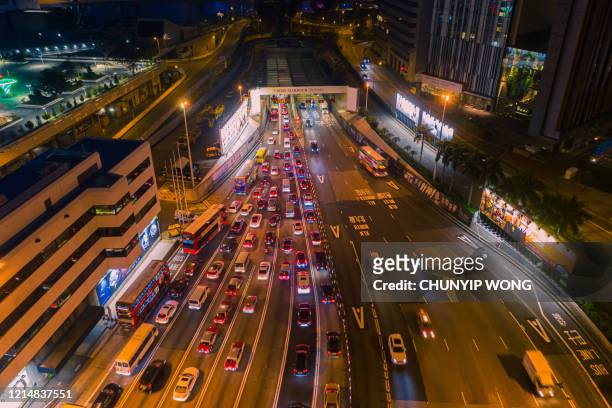 túnel del puerto de hong kong cross por la noche - hong kong mass transit fotografías e imágenes de stock