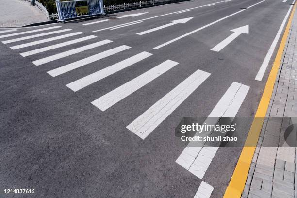 close-up of city street - zebra crossing 個照片及圖片檔