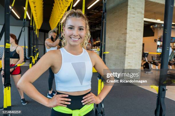 de vrouw van latina bekijkt de camera terwijl het bevinden zich in een ruimte van de gymnastiekaerobics - entrenar stockfoto's en -beelden