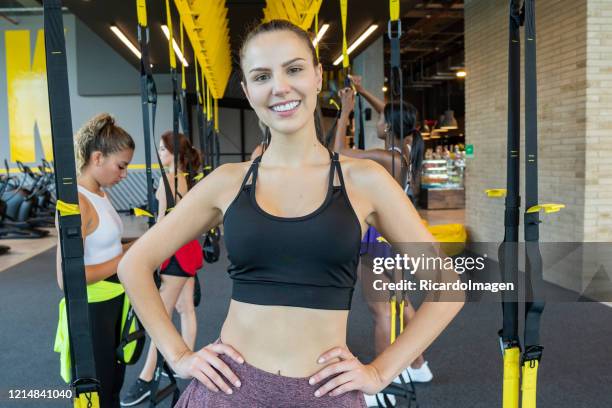 de vrouw van latina bekijkt de camera terwijl het bevinden zich in een ruimte van de gymnastiekaerobics - entrenar stockfoto's en -beelden