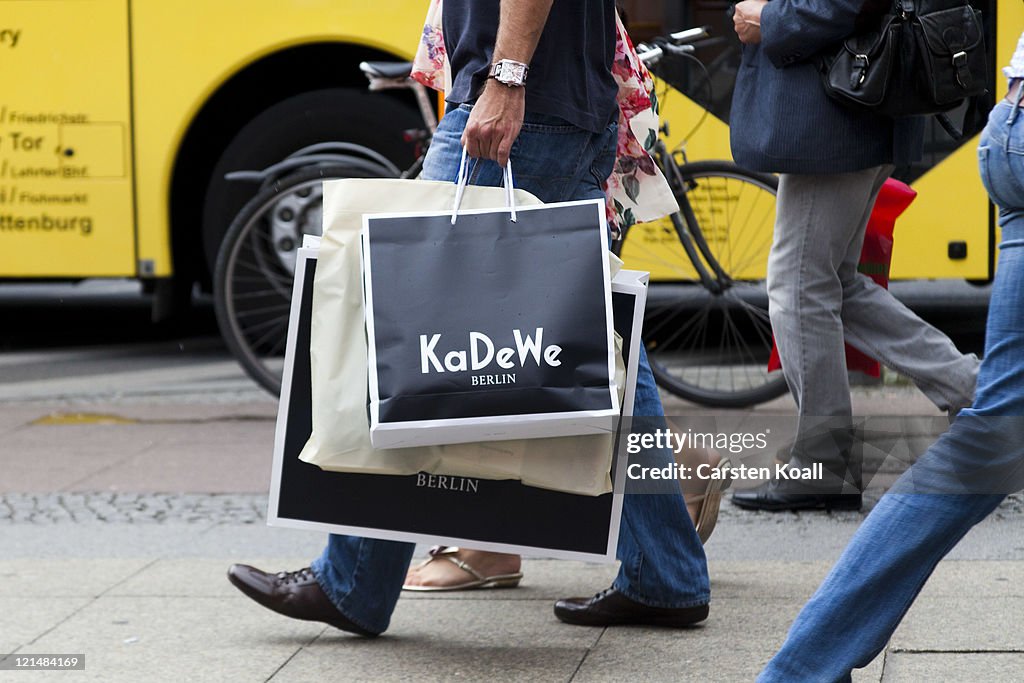 Shoppers Flock To Summer Sales