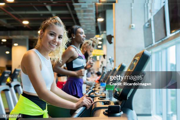 latin woman on gym treadmill - entrenar stock pictures, royalty-free photos & images