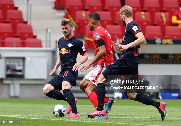 Mainz' Swedish midfielder Robin Quaison and Leipzig's German forward Timo Werner vie for the ball during the German first division Bundesliga...