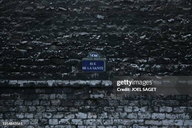Vue prise le 11 février 2007 de la plaque de la rue de la Santé sur un mur de l'hopital Sainte-Anne à Paris. L'ancienne ferme de la reine Anne...