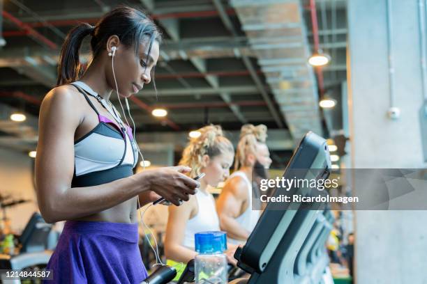 latin woman on gym treadmill - entrenar stock pictures, royalty-free photos & images