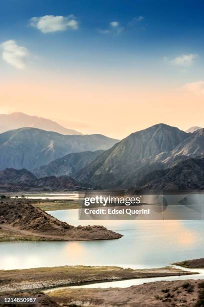 vista del lago potrerillos en la cordillera de los andes, provincia de mendoza, argentina. - mendoza fotografías e imágenes de stock
