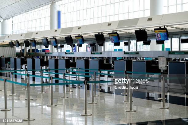 empty check in counter - airport covid stock pictures, royalty-free photos & images