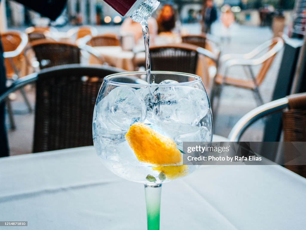 Serving gin and tonic