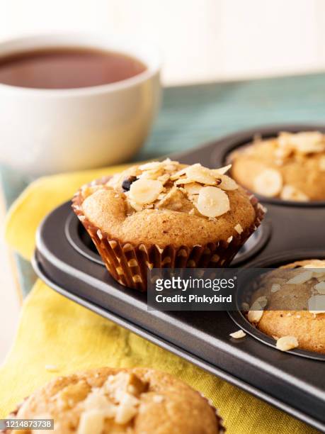 cupcakes, cupcakes mit tee, muffin, unfrosted cupcakes, vanille karamell muffins, muffins mit tasse kaffee - almond caramel stock-fotos und bilder