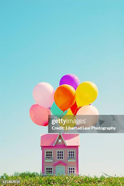 doll house and balloons - dollhouse stockfoto's en -beelden