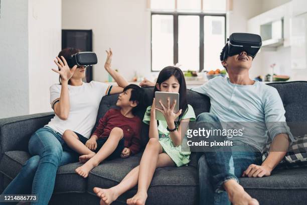 jeux de réalité virtuelle pour la relaxation familiale - casques réalité virtuelle photos et images de collection