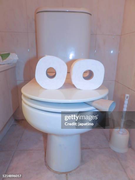 toilet and toilet paper - meme fotografías e imágenes de stock