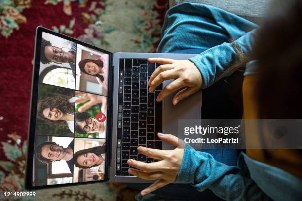familie und freunde glückliche momente in videokonferenz - montage composite technik stock-fotos und bilder
