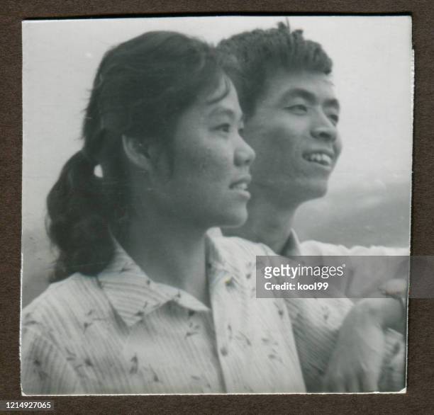 1970er jahre china junges paar monochrome altes foto - couple relationship photos stock-fotos und bilder