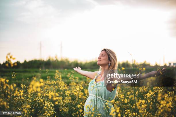zwangere vrouw die van de verse lucht in openlucht geniet - fresh air breathing stockfoto's en -beelden