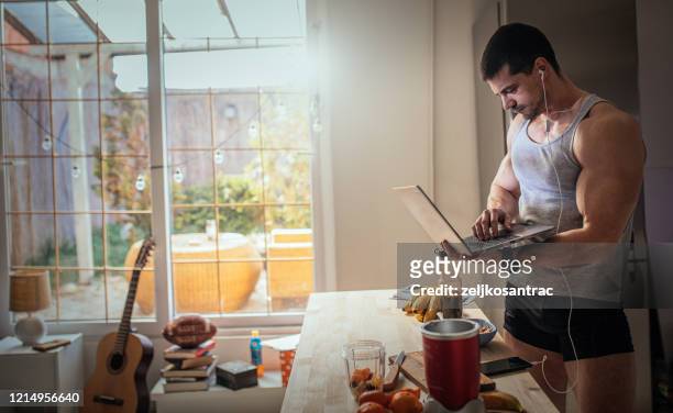 male athlete in the kitchen - male at home imagens e fotografias de stock