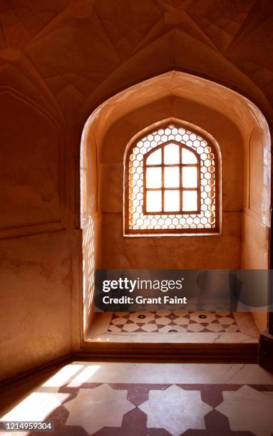 view of ornate window in palace. - ジャイプール宮殿 ストックフォトと画像