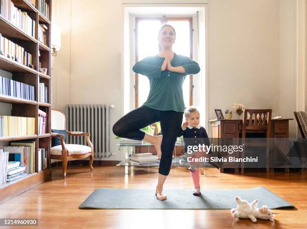 mutter und tochter beim gemeinsamen yoga - children yoga stock-fotos und bilder