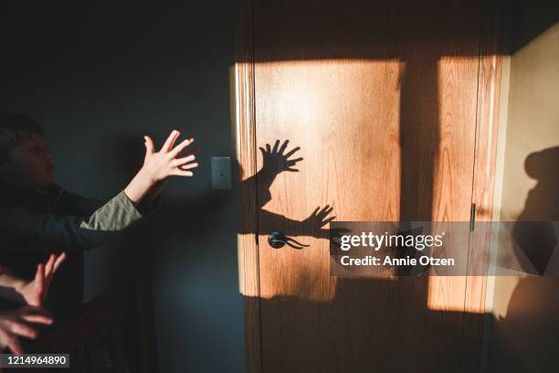 children making shadow puppets - puppet maker 個照片及圖片檔