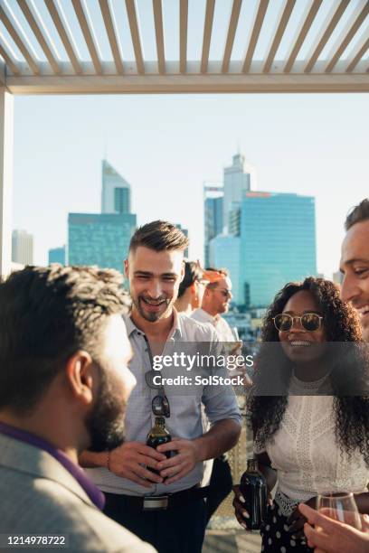 profiteren van de zon - happy hour stockfoto's en -beelden