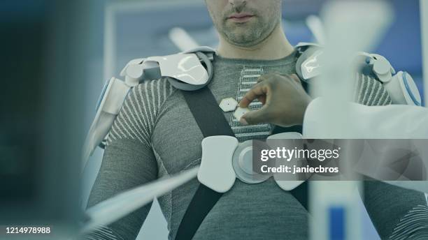 scientifiques travaillant sur le projet d’exosquelette motorisé en laboratoire. - exosquelette photos et images de collection