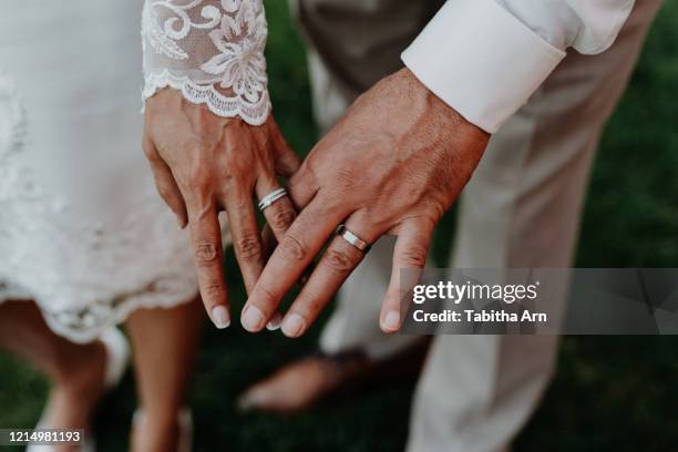 hände von mann und frau nach hochzeit mit eheringen - eheringe stock-fotos und bilder