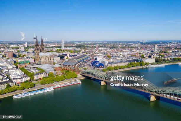 epic aerial shot of downtown cologne and the rhine river - köln skyline stockfoto's en -beelden