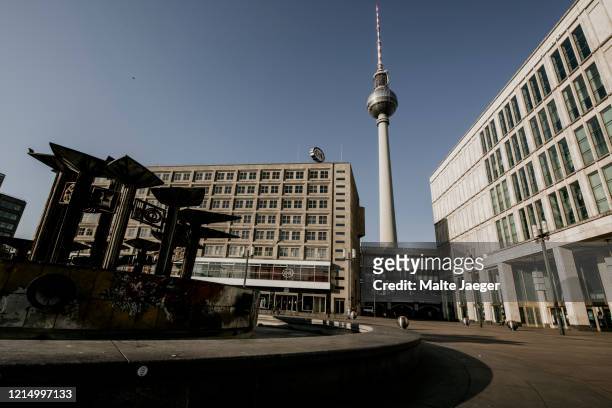 berlin covid19 shutdown - öde landschaft stock-fotos und bilder