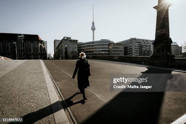 berlin covid19 shutdown - empty city coronavirus stock-fotos und bilder