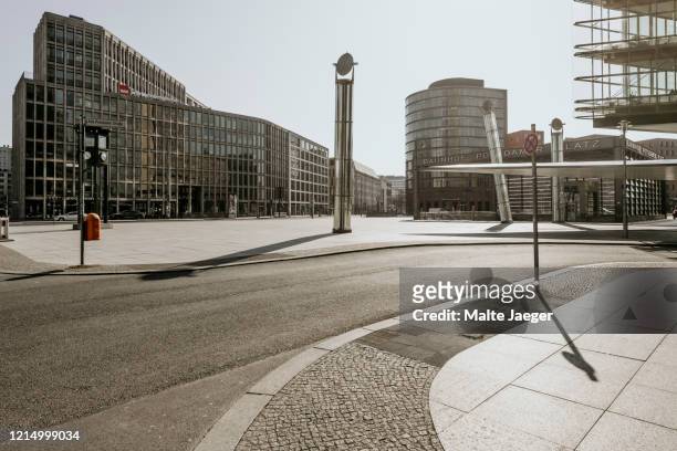 berlin covid19 shutdown postdamer platz - städtische straße stock-fotos und bilder