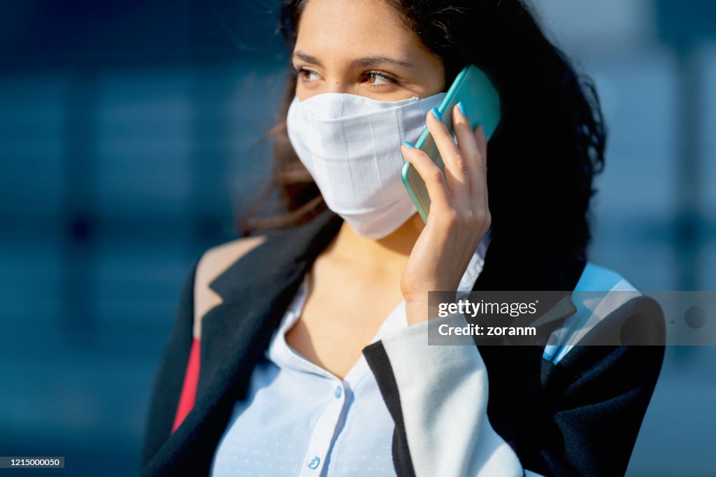 Mujer con máscara facial protectora