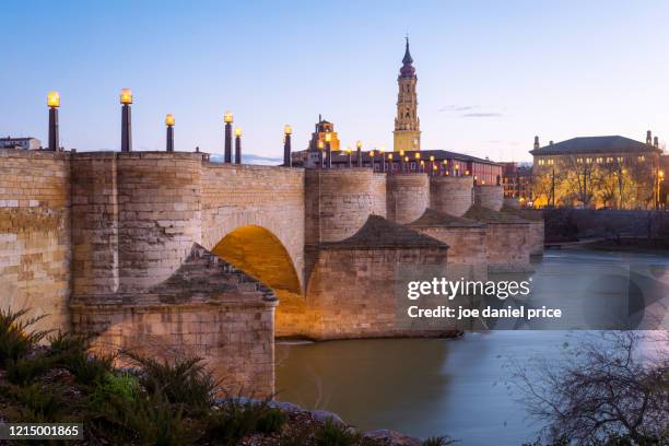 puente de piedra, zaragoza, aragon, spain - jerez de la frontera photos et images de collection