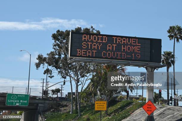 covid-19 highway sign - quedarse en casa frase fotografías e imágenes de stock