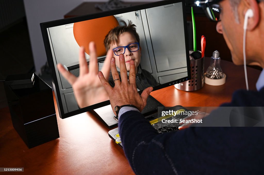Man Video Chatten met een kind