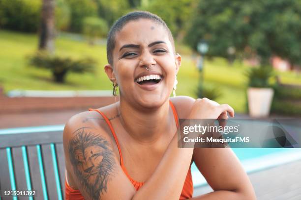 mujer calva riendo al aire libre - punk person fotografías e imágenes de stock