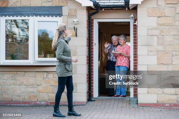 stay home stay safe - meals on wheels stock-fotos und bilder