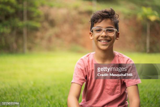 retrato de niño en la naturaleza - chico adolescente fotografías e imágenes de stock