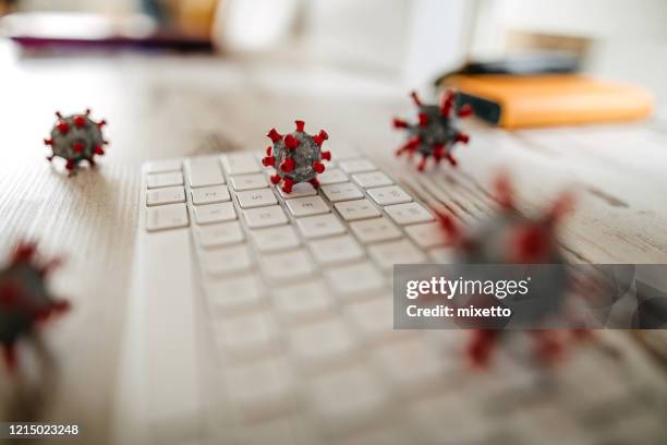modèle du virus de couronne sur le bureau et le clavier dans le bureau - décontamination photos et images de collection